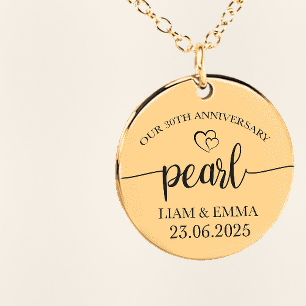Collier Médaille Anniversaire de Mariage 30 ans : gros plan du motif gravé, exemple de personnalisation en finition dorée.