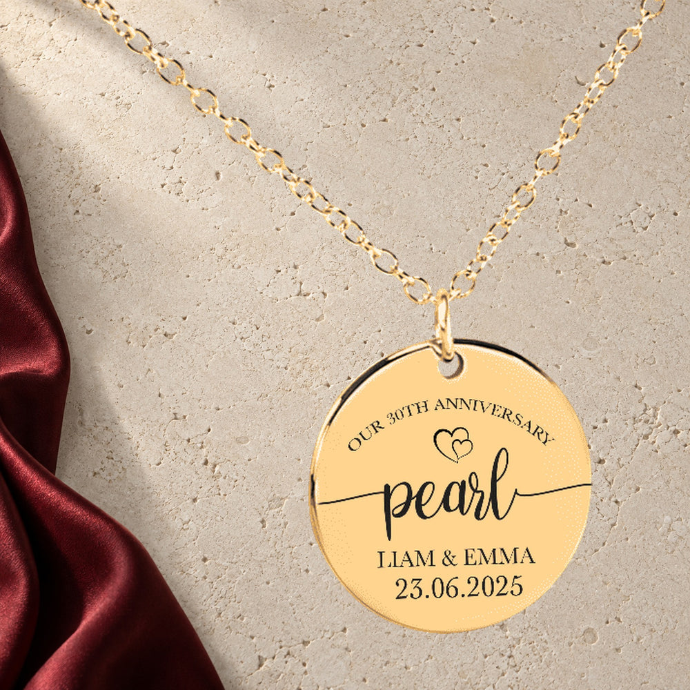 Collier Médaille Anniversaire de Mariage 30 ans en finition dorée sur pierre claire, avec étoffe rouge sanguine ; exemple de personnalisation.