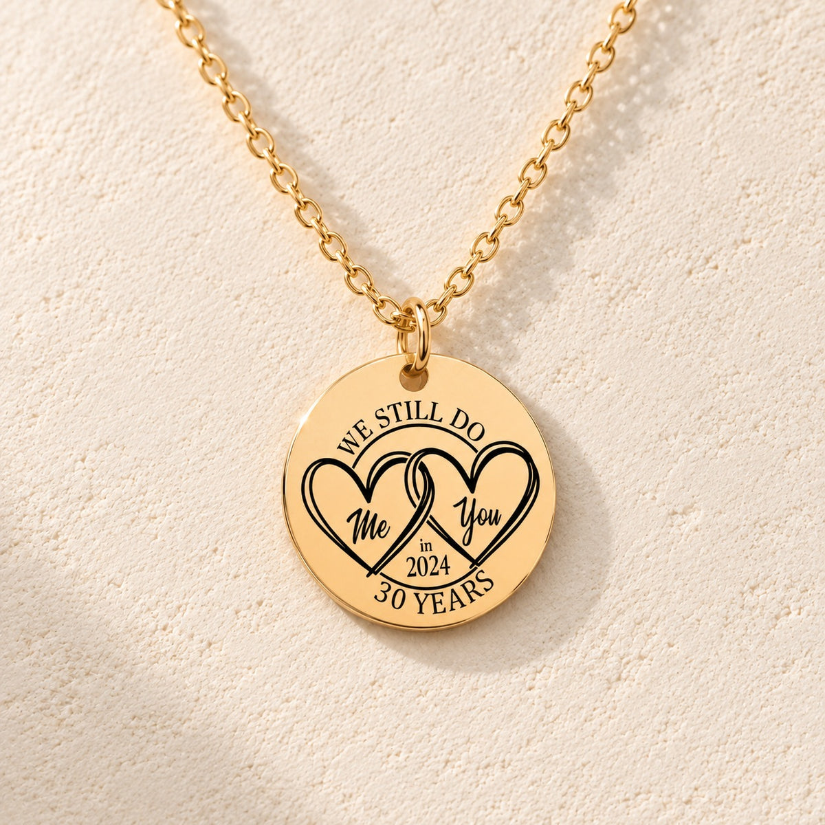Détail de la médaille ronde dorée avec deux cœurs et inscription « 30 YEARS ».