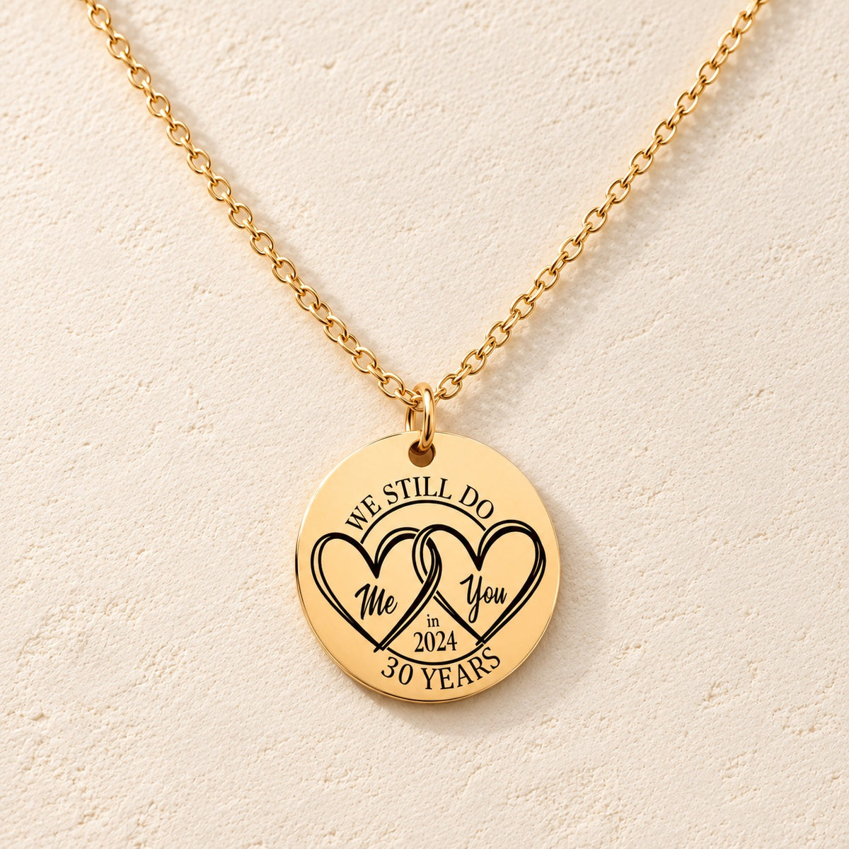 Collier Médaille Anniversaire de Mariage 30 ans doré, médaille ronde gravée avec deux cœurs et inscription « 30 YEARS », sur fond ivoire.