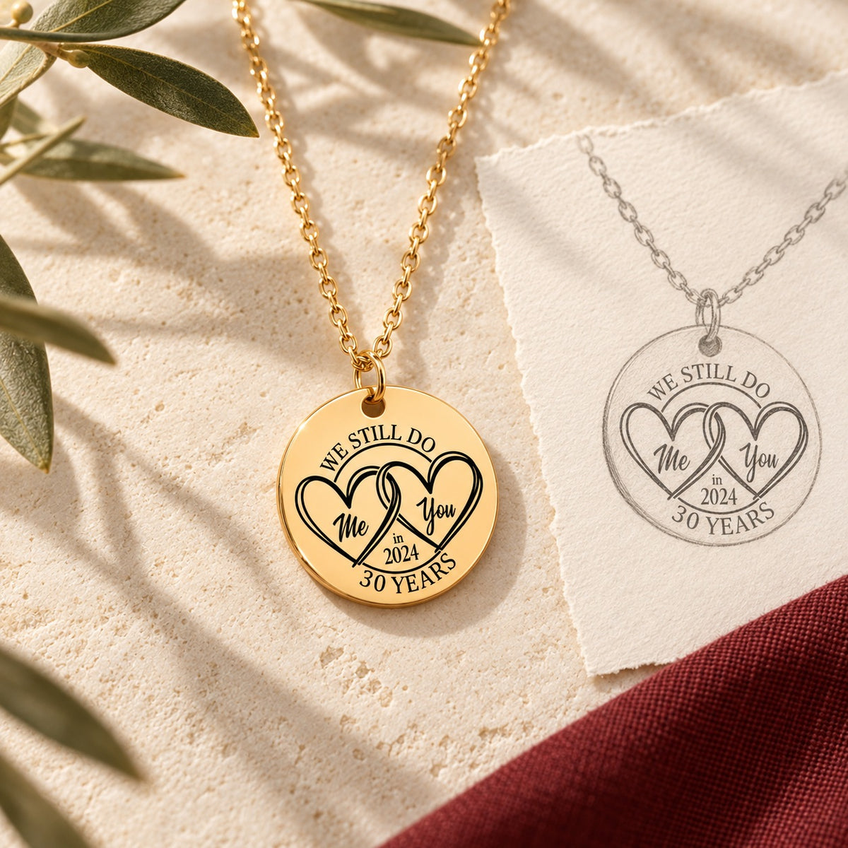 Collier Médaille Anniversaire de Mariage 30 ans doré sur pierre claire avec dessin de sa médaille ronde.