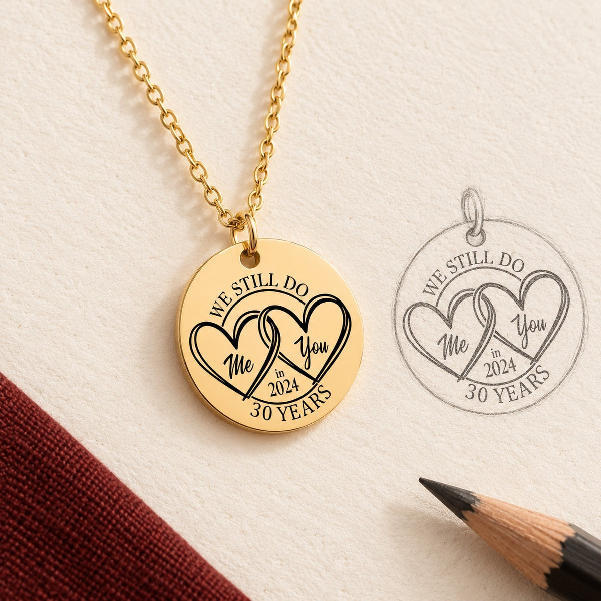 Collier Médaille Anniversaire de Mariage 30 ans doré et étude au graphite du bijou sur papier ivoire.
