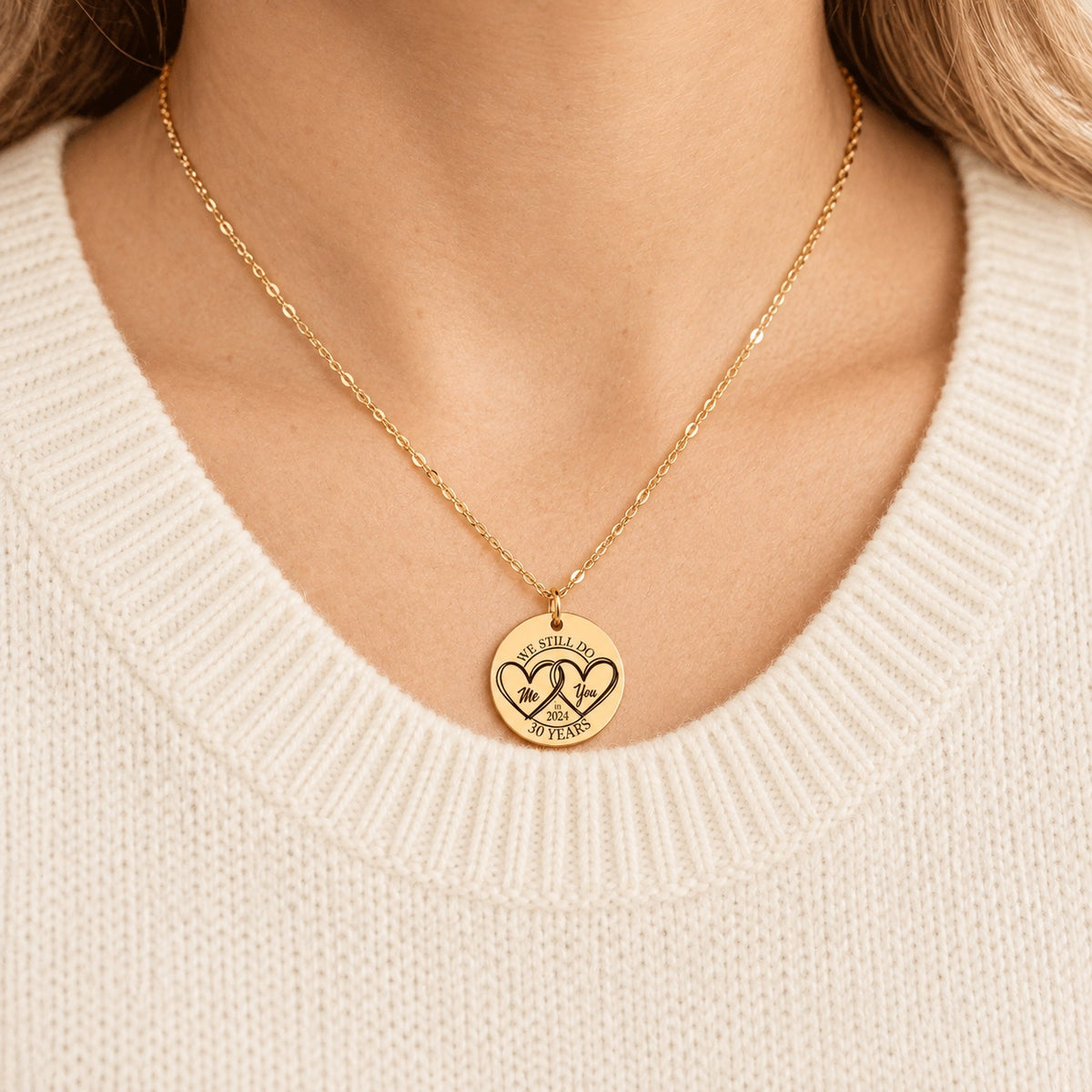 Collier Médaille Anniversaire de Mariage 30 ans doré porté au cou, médaille ronde personnalisée.
