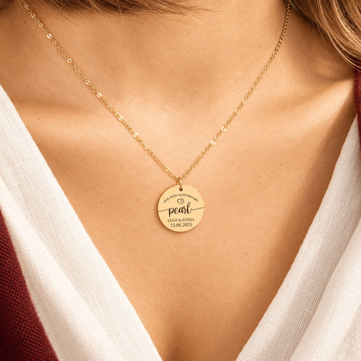 Collier anniversaire de mariage 30 ans doré porté au cou, médaille ronde personnalisée.