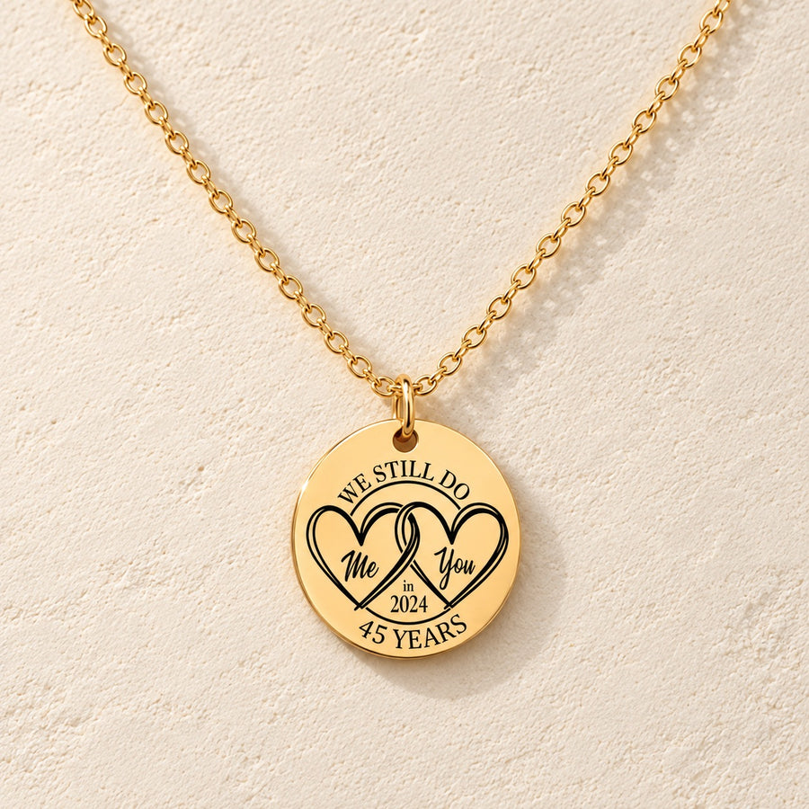 Collier Médaille Anniversaire de Mariage 45 ans doré, médaille ronde gravée avec deux cœurs et inscription « 45 YEARS », sur fond ivoire.