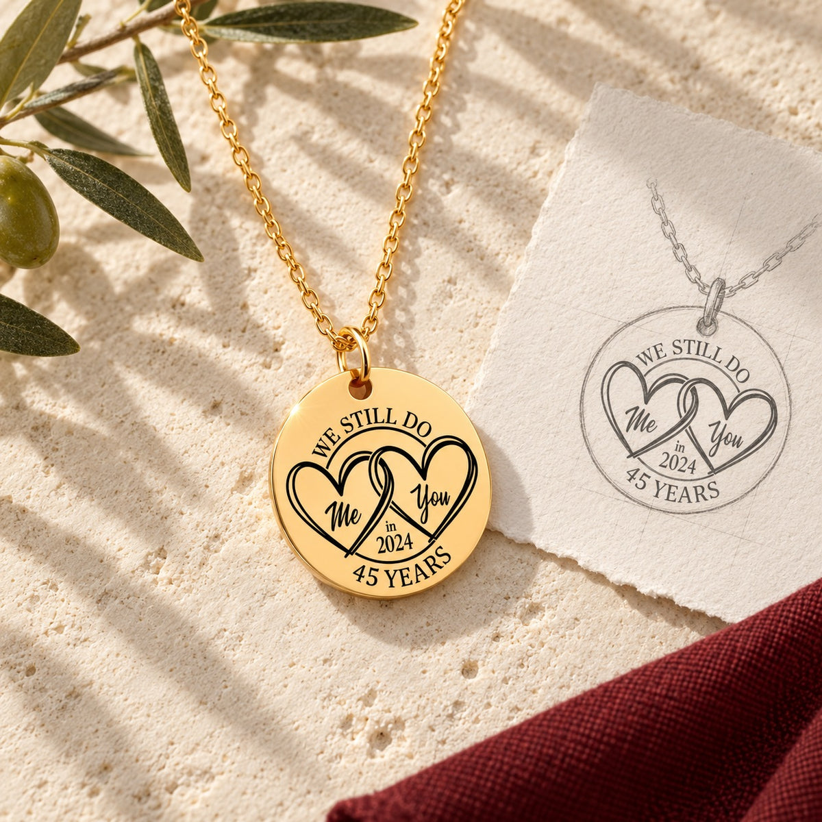 Collier Médaille Anniversaire de Mariage 45 ans doré sur pierre claire avec dessin de sa médaille ronde.