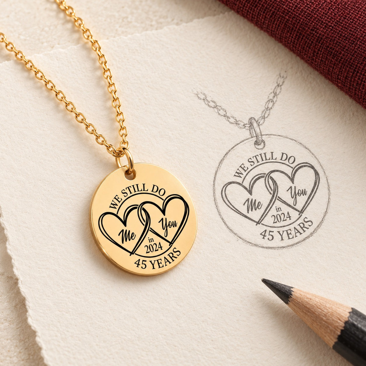 Collier Médaille Anniversaire de Mariage 45 ans doré et étude au graphite du bijou sur papier ivoire.