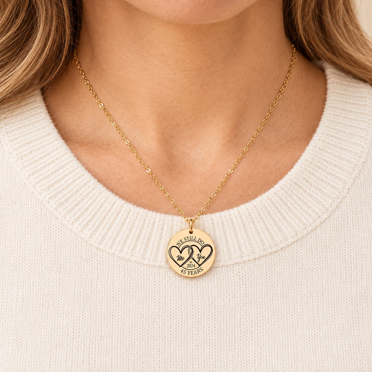 Collier Médaille Anniversaire de Mariage 45 ans doré porté au cou, médaille ronde personnalisée.