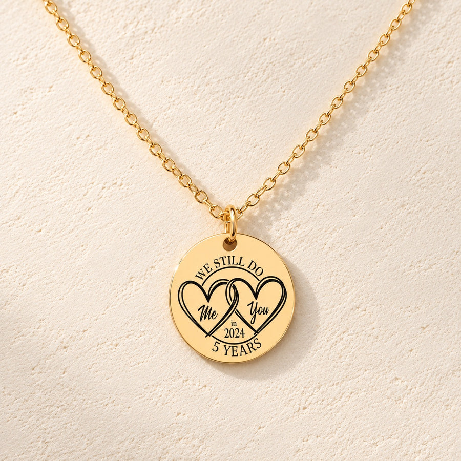 Collier Médaille Anniversaire de Mariage 5 ans doré, médaille ronde gravée avec deux cœurs et inscription « 5 YEARS », sur fond ivoire.