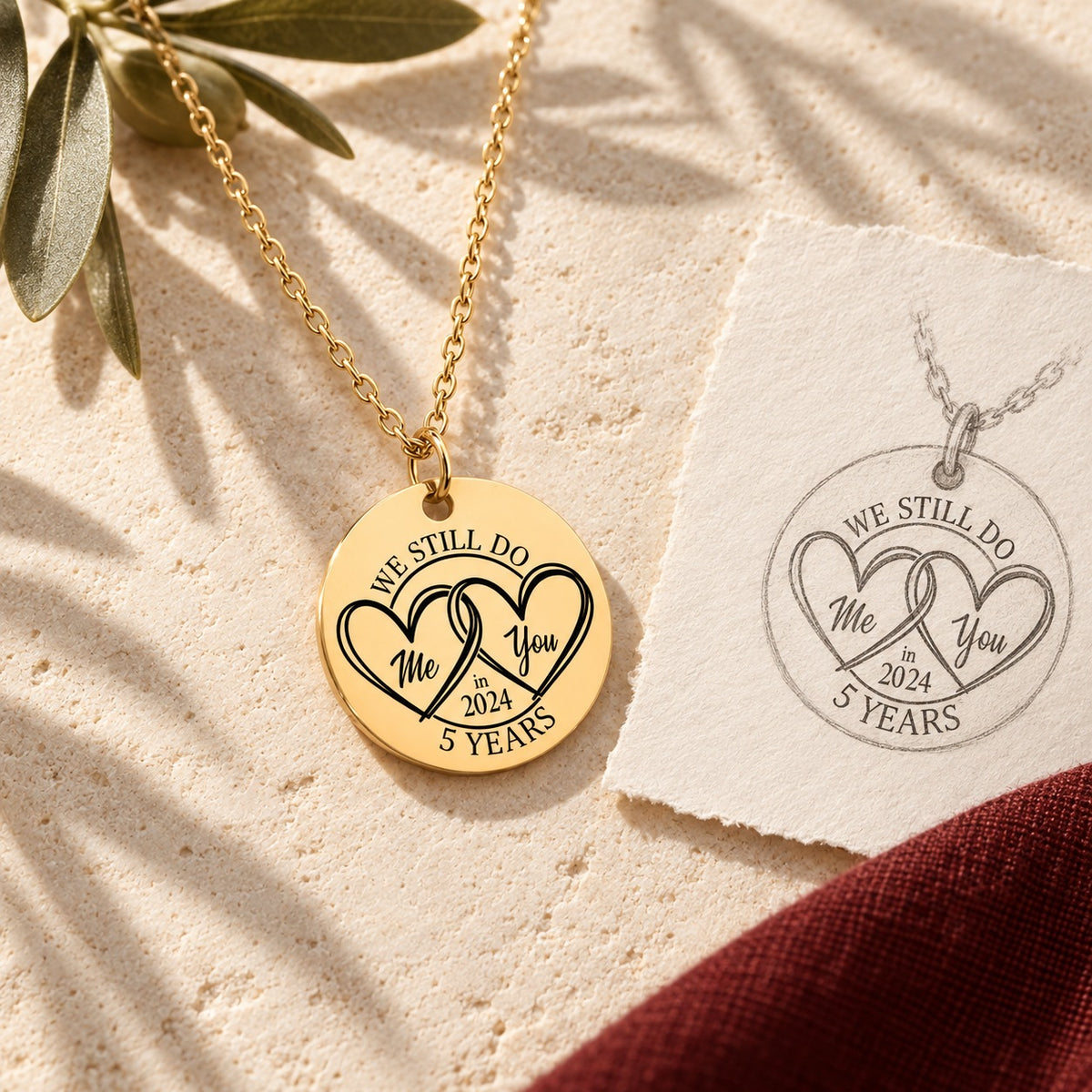 Collier Médaille Anniversaire de Mariage 5 ans doré sur pierre claire avec dessin de sa médaille ronde.