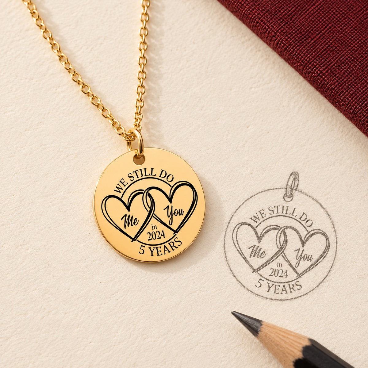 Collier Médaille Anniversaire de Mariage 5 ans doré et étude au graphite du bijou sur papier ivoire.