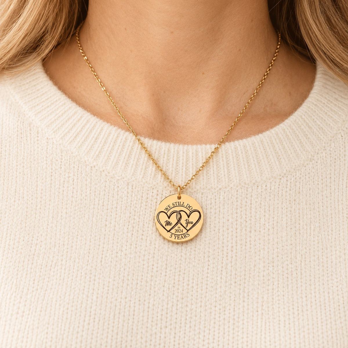 Collier Médaille Anniversaire de Mariage 5 ans doré porté au cou, médaille ronde personnalisée.