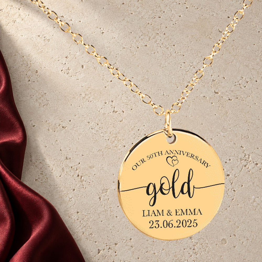 Collier Médaille Anniversaire de Mariage 50 ans (noces d'or) en finition dorée sur pierre claire, avec étoffe rouge sanguine ; exemple de personnalisation.