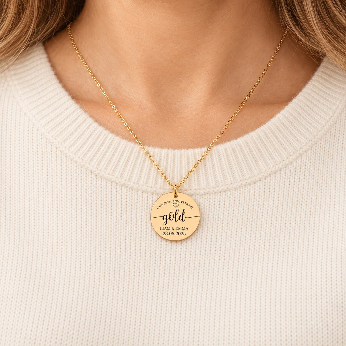Collier Médaille Anniversaire de Mariage 50 ans doré porté au cou, médaille ronde personnalisée.