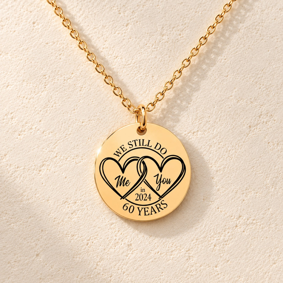 Détail de la médaille ronde dorée avec deux cœurs et inscription « 60 YEARS ».