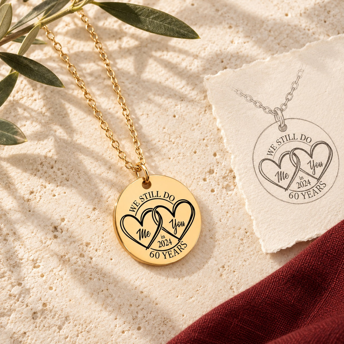 Collier Médaille Anniversaire de Mariage 60 ans doré sur pierre claire avec dessin de sa médaille ronde.