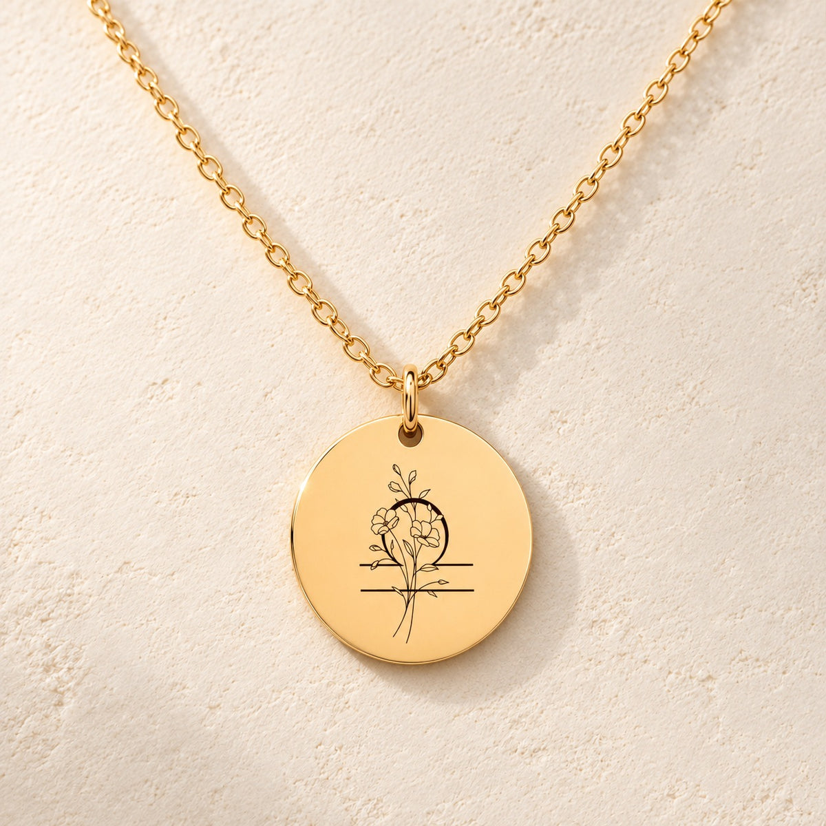 Détail de la médaille ronde dorée avec symbole du signe Balance et fleurs.