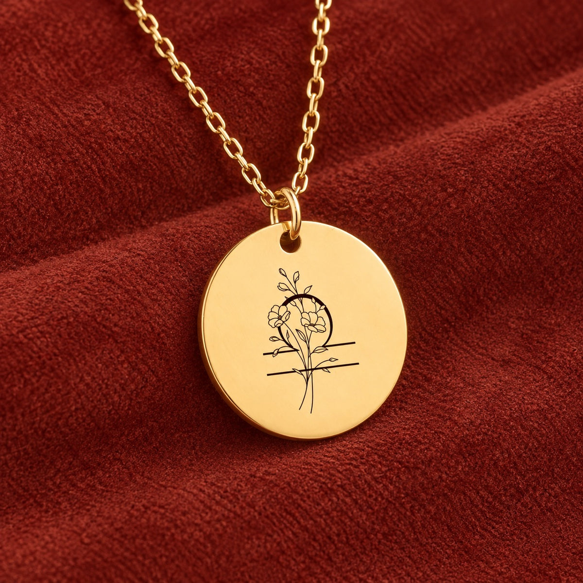 Médaille ronde dorée avec symbole du signe Balance et fleurs, sur suédine rouge sanguine.