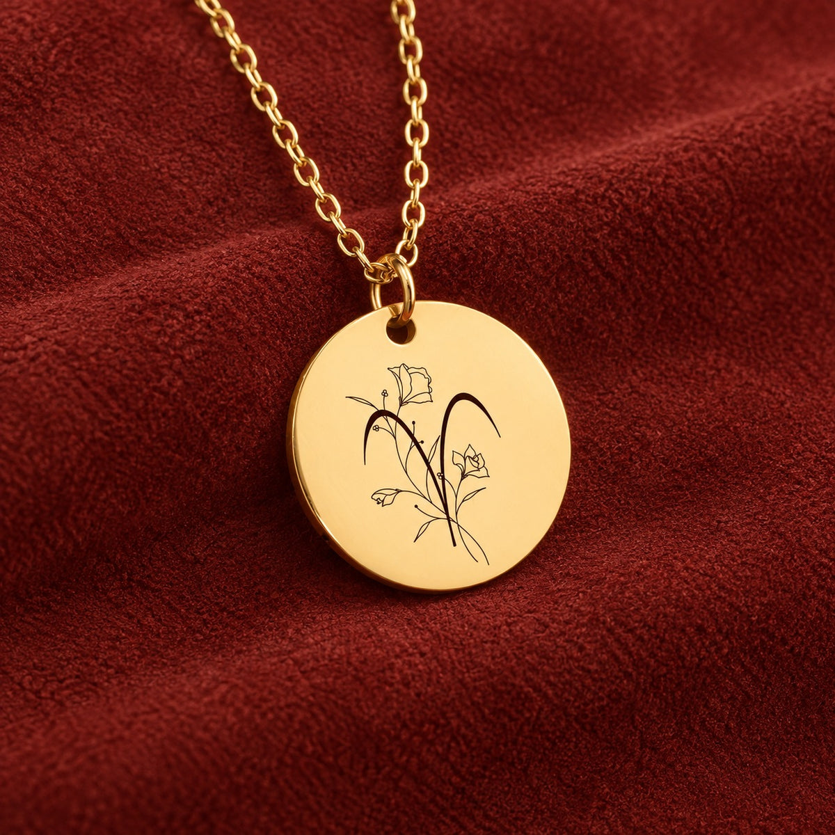 Médaille ronde dorée avec symbole du signe Bélier et fleurs, sur suédine rouge sanguine.