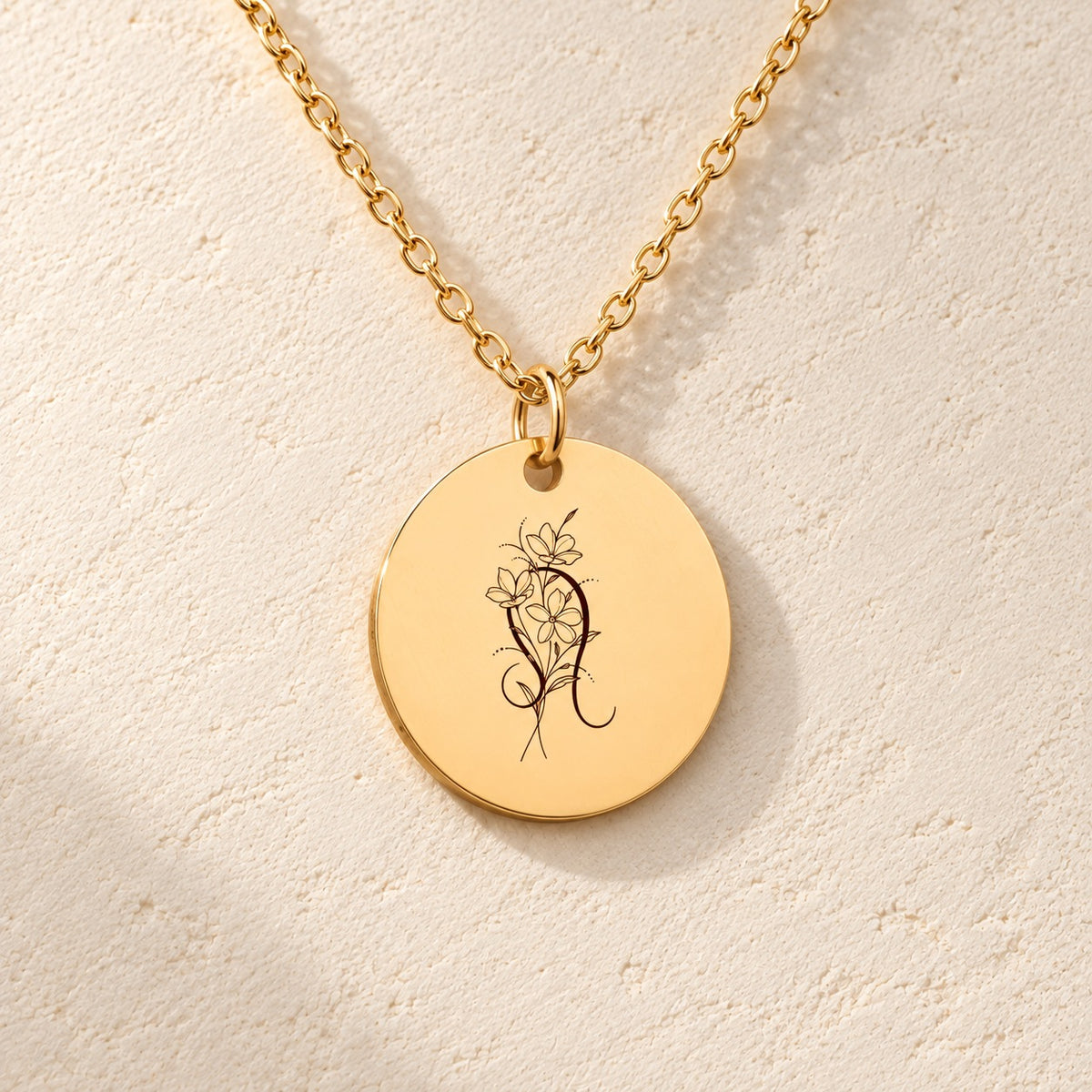 Détail de la médaille ronde dorée avec symbole du signe Lion et fleurs.