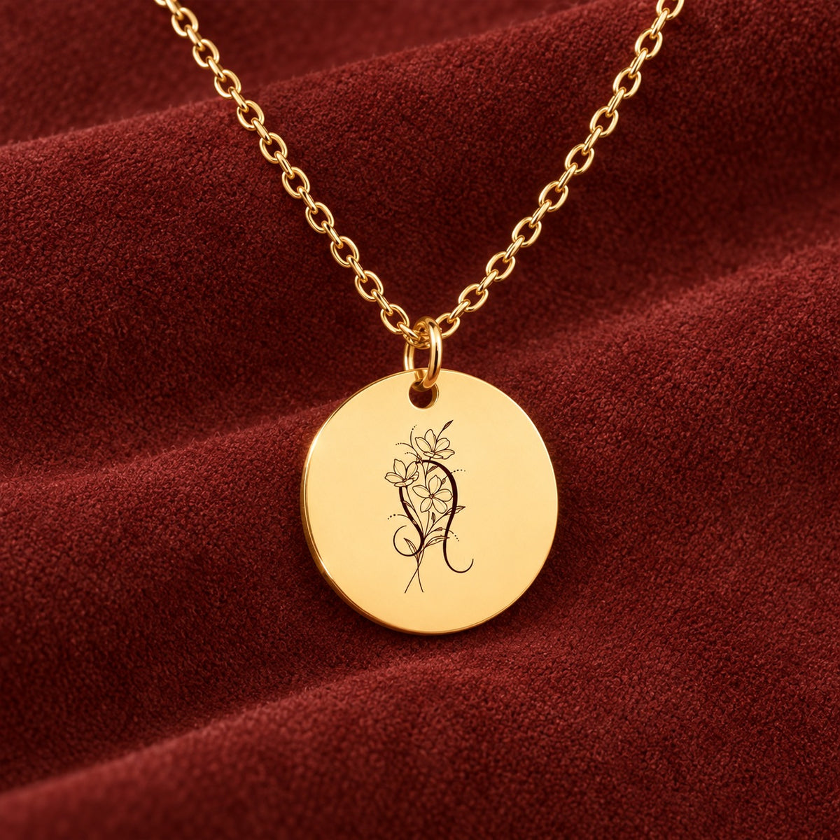 Médaille ronde dorée avec symbole du signe Lion et fleurs, sur suédine rouge sanguine.