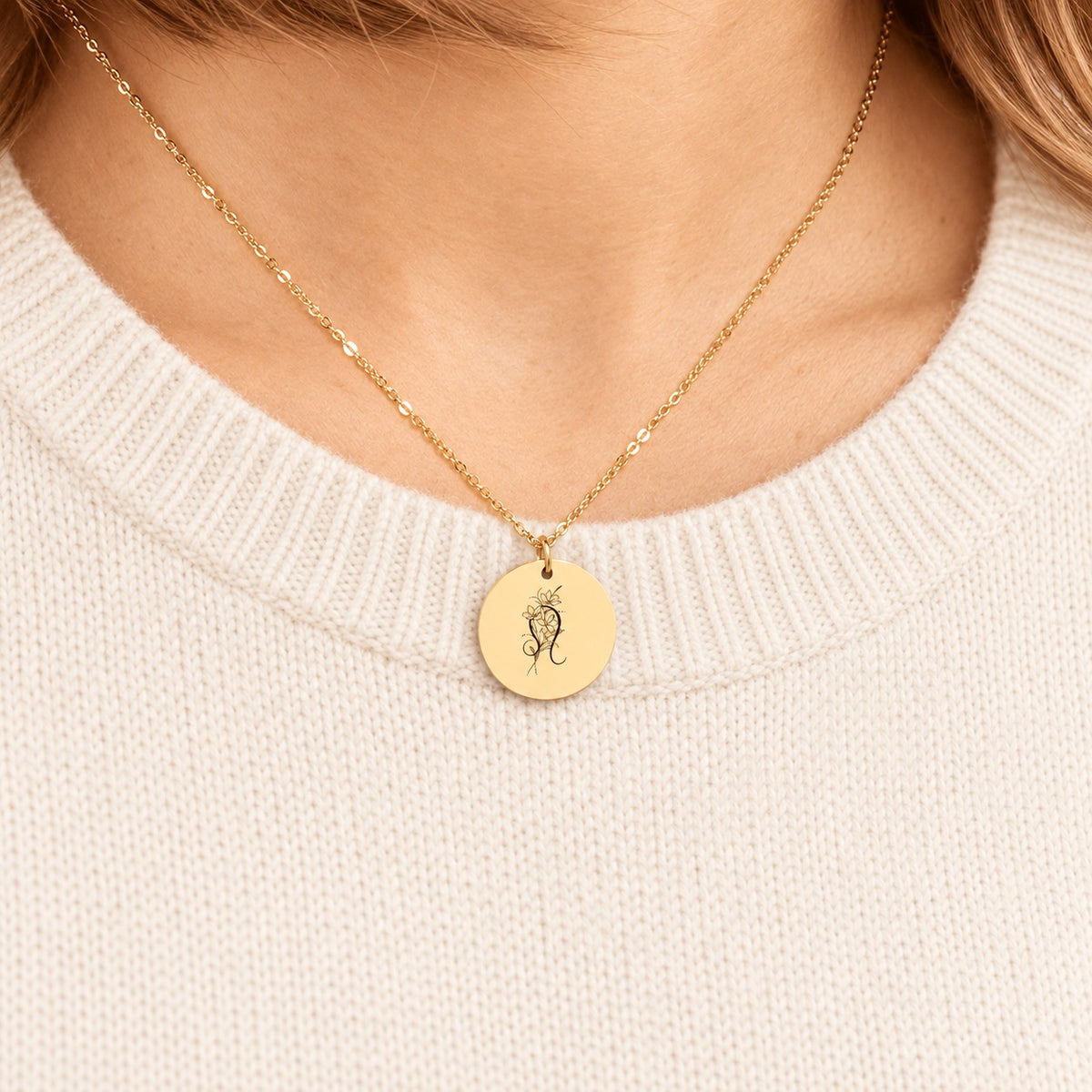 Collier médaille florale signe astrologique Lion doré porté au cou, médaille ronde gravée.