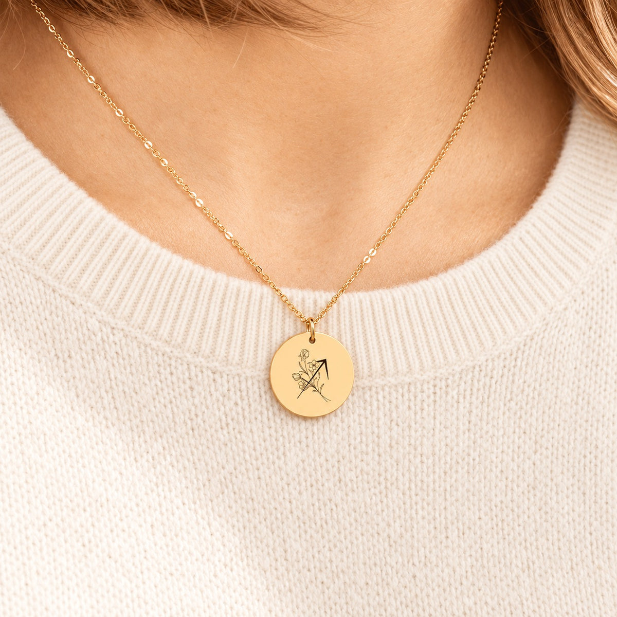 Collier médaille florale signe astrologique Sagittaire doré porté au cou, médaille ronde gravée.