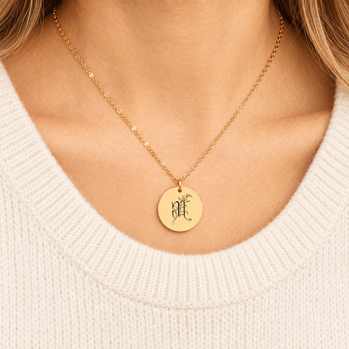 Collier médaille florale signe astrologique Scorpion doré porté au cou, médaille ronde gravée.