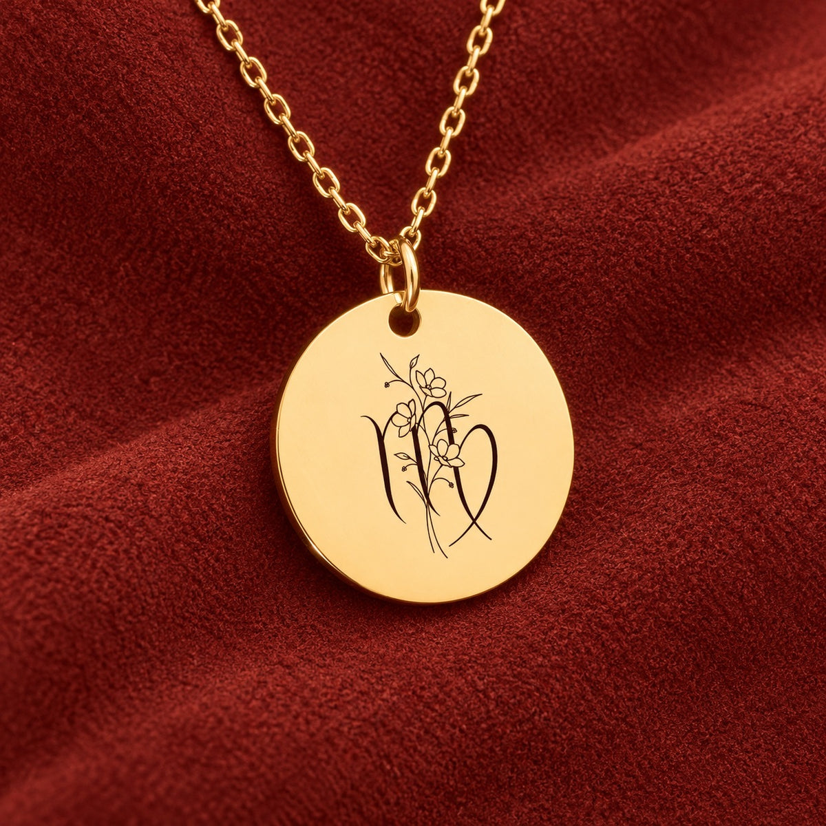Médaille ronde dorée avec symbole du signe Vierge et fleurs, sur suédine rouge sanguine.