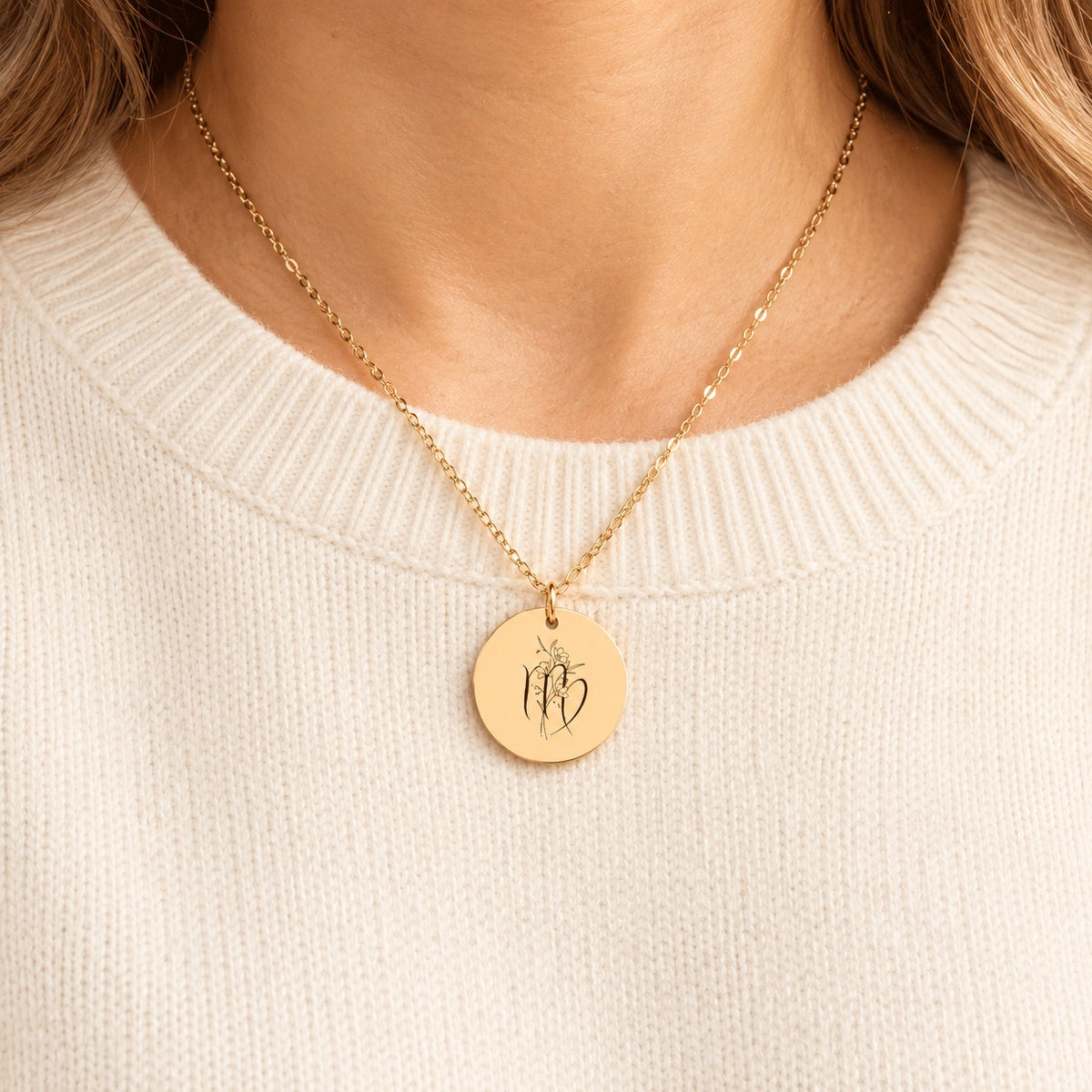 Collier médaille florale signe astrologique Vierge doré porté au cou, médaille ronde gravée.