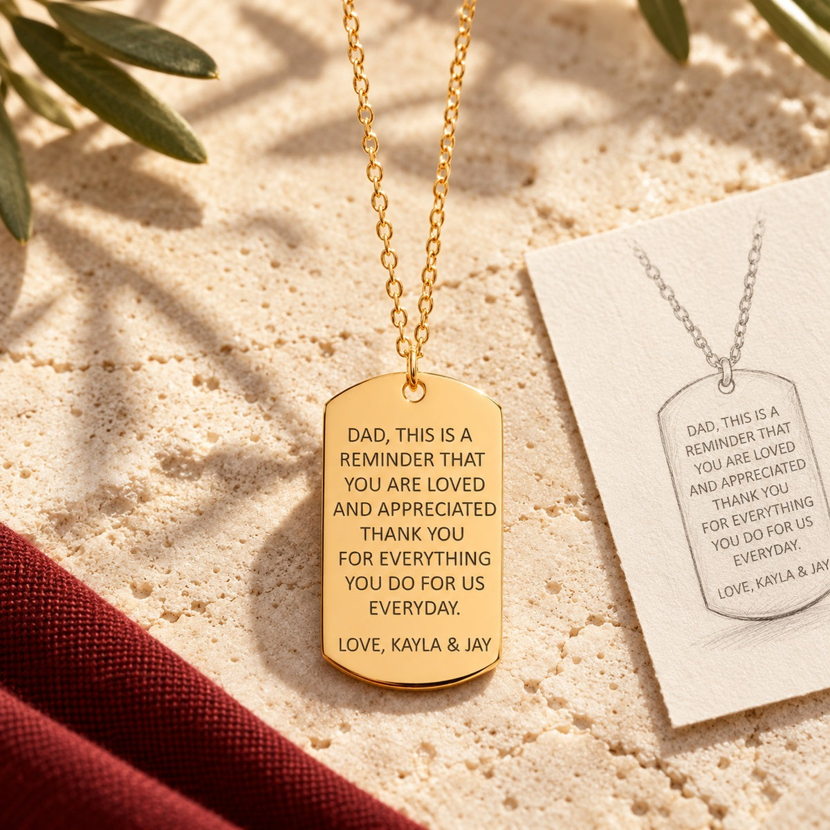 Collier Message Personnalisé doré sur pierre claire, accompagné du dessin de son pendentif.