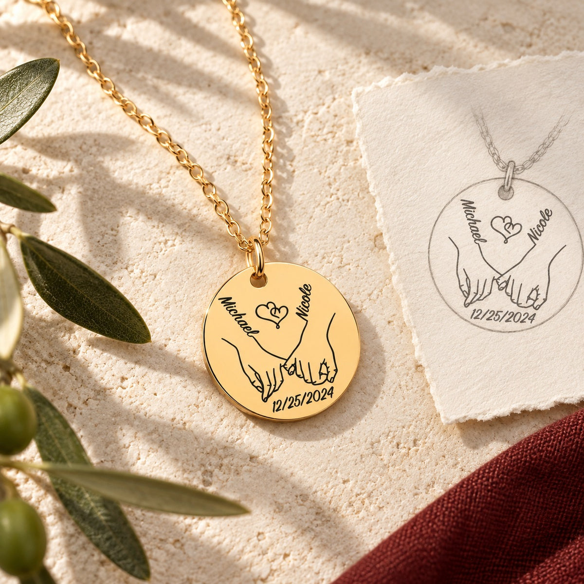 Collier Notre Premier Noël Ensemble personnalisé doré sur pierre claire avec dessin de sa médaille ronde.