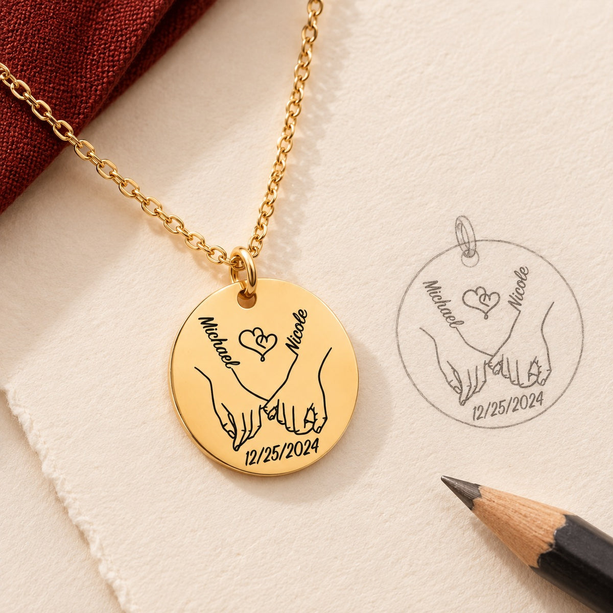 Collier Notre Premier Noël Ensemble personnalisé doré et étude au graphite du bijou sur papier ivoire.