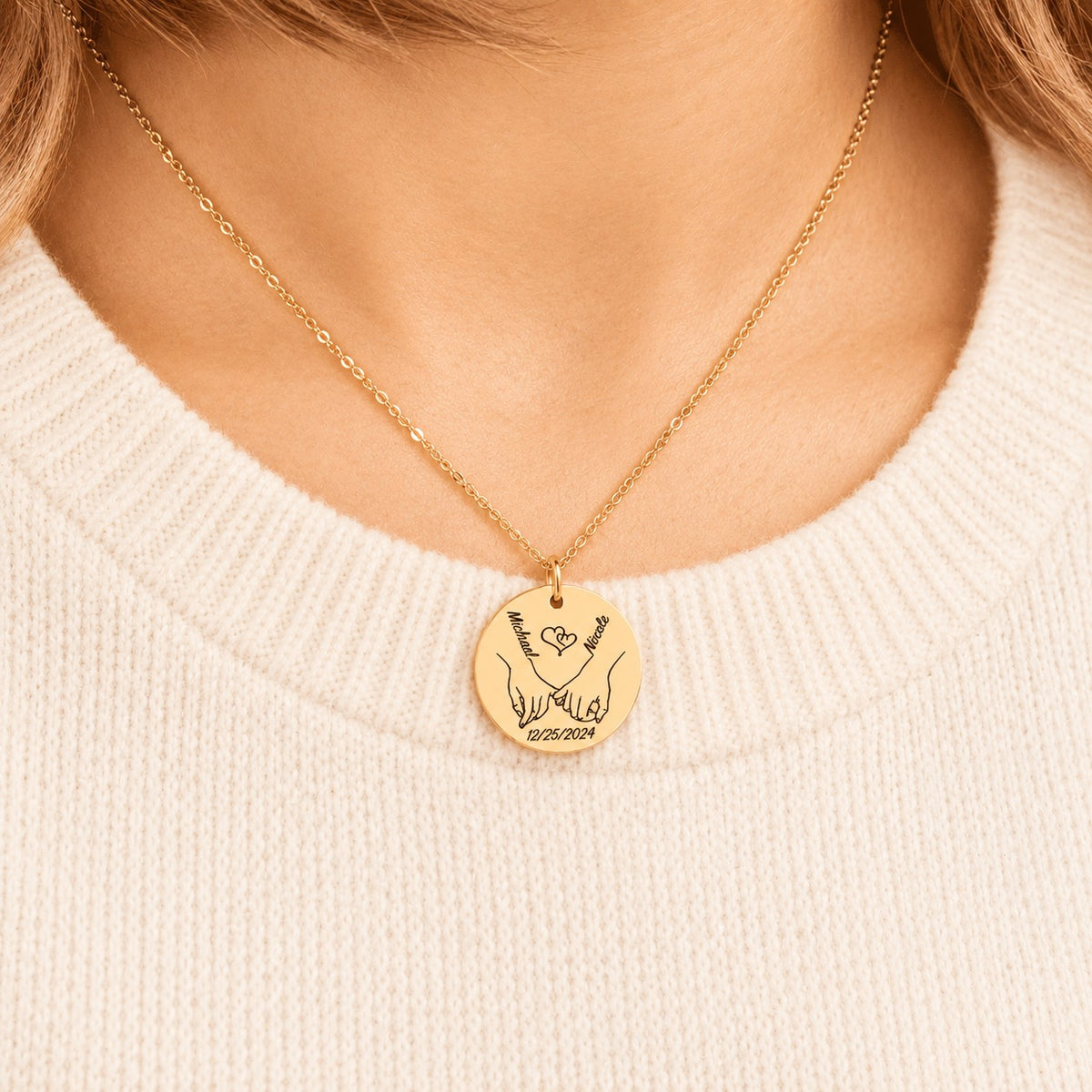 Collier Notre Premier Noël Ensemble personnalisé doré porté au cou, médaille ronde personnalisée.