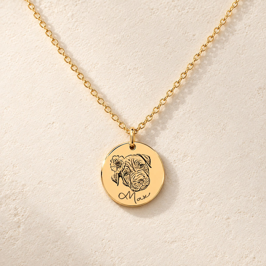 Collier portrait de chien personnalisé doré, médaille ronde gravée du portrait de Max avec une fleur et de son prénom, sur fond ivoire.