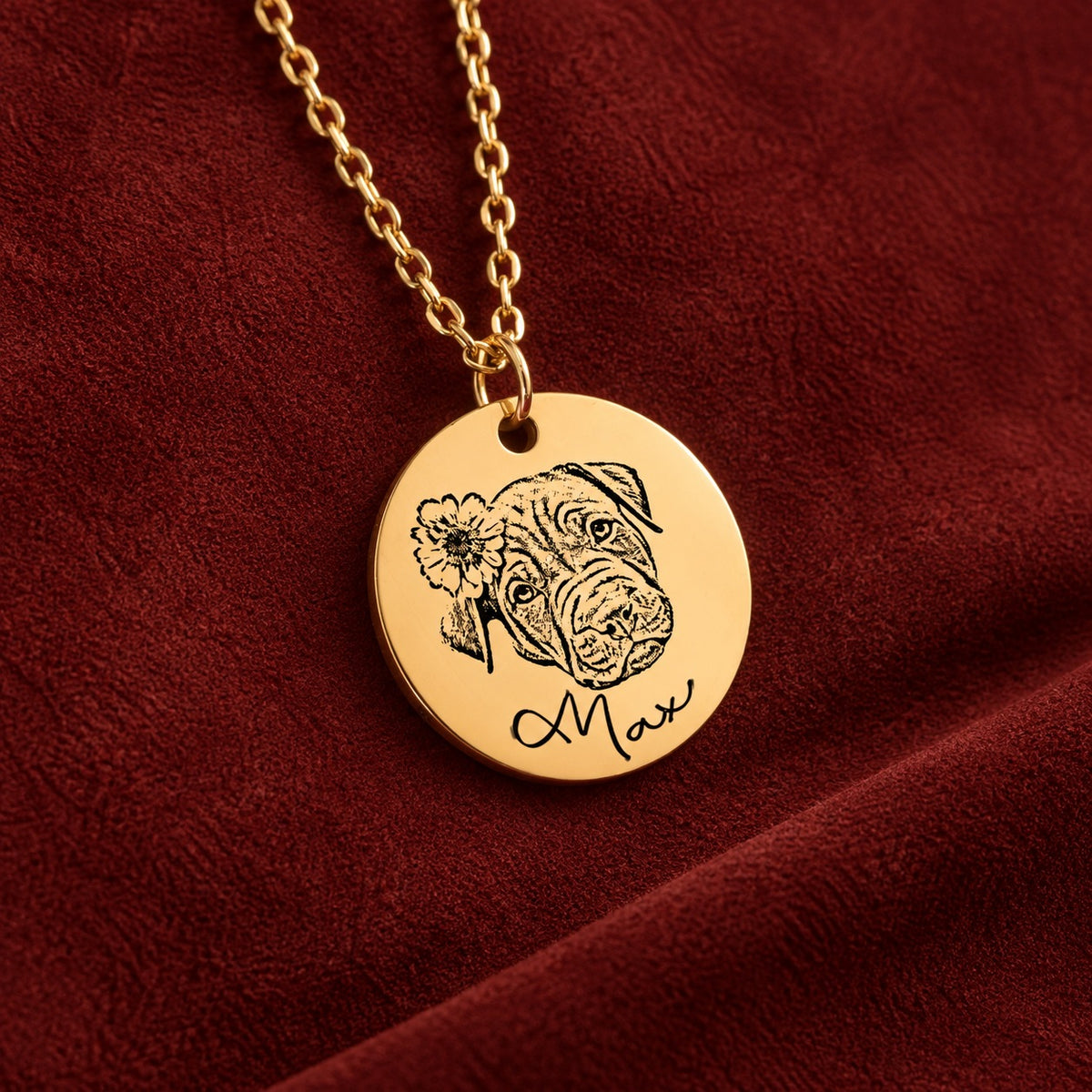 Collier Max doré sur suédine rouge sanguine, détail du portrait de chien avec fleur et du prénom gravés.