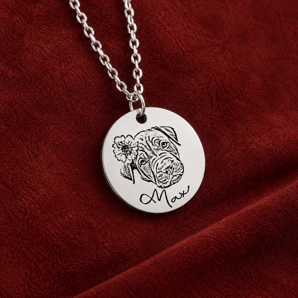 Collier Max argenté sur suédine rouge sanguine, détail du portrait de chien avec fleur et du prénom gravés.