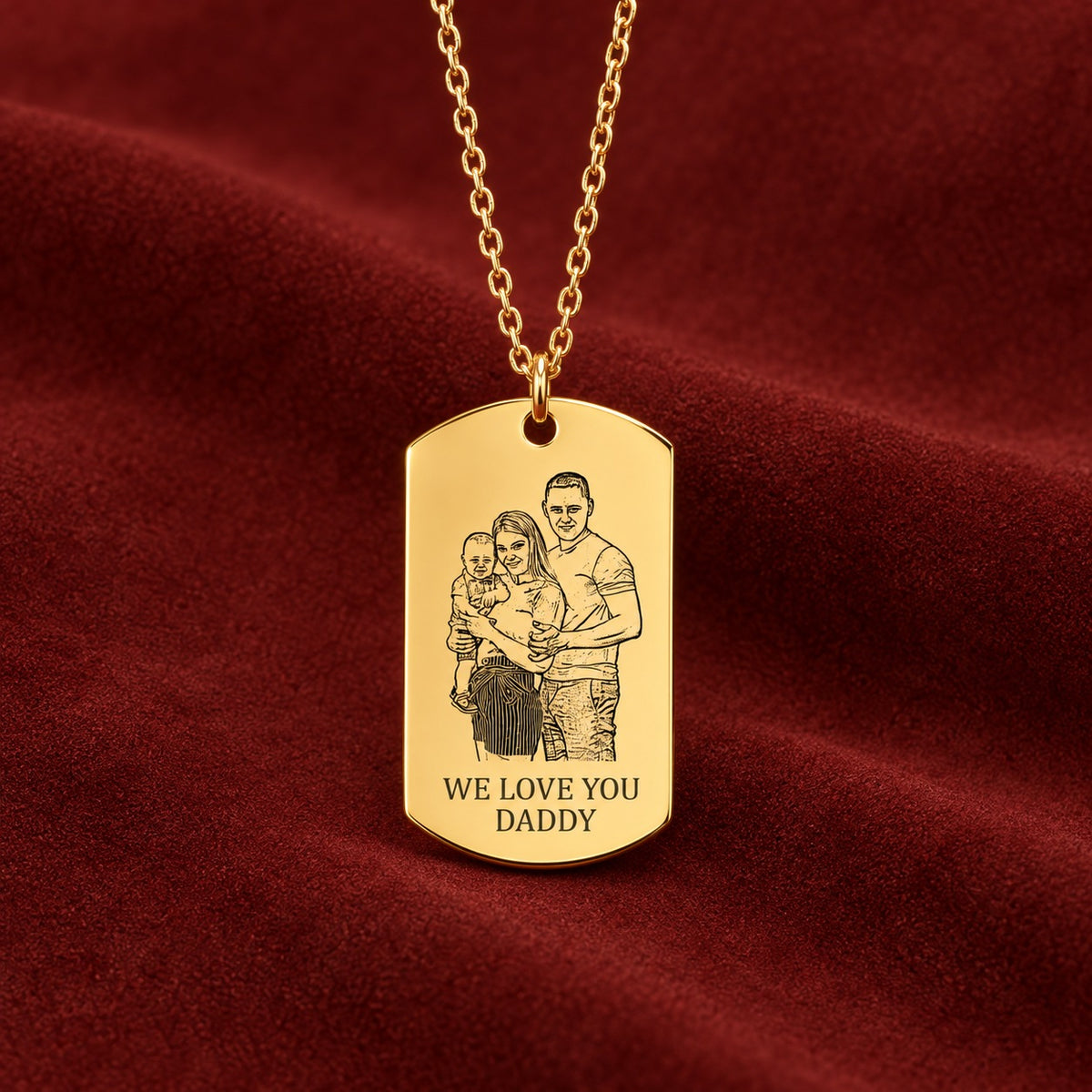 Collier Portrait Personnalisé doré sur suédine rouge sanguine, détail de la gravure.