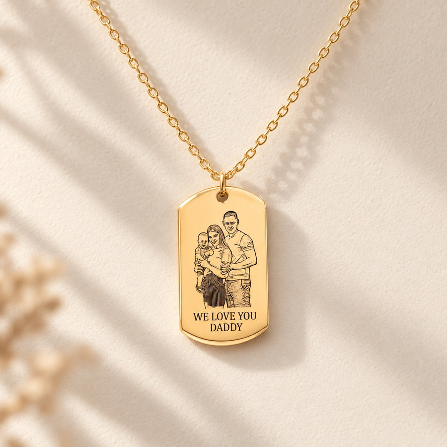 Collier Portrait Personnalisé doré, pendentif rectangulaire avec portrait de famille et message We love you Daddy sur fond ivoire.