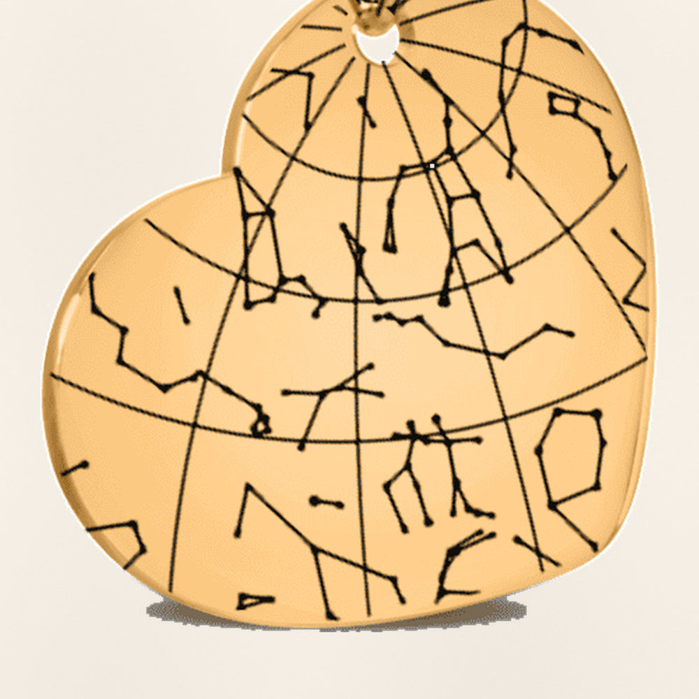 Porte-clés Carte des Étoiles Personnalisé (Coeur) : gros plan du motif gravé, exemple de personnalisation en finition dorée.