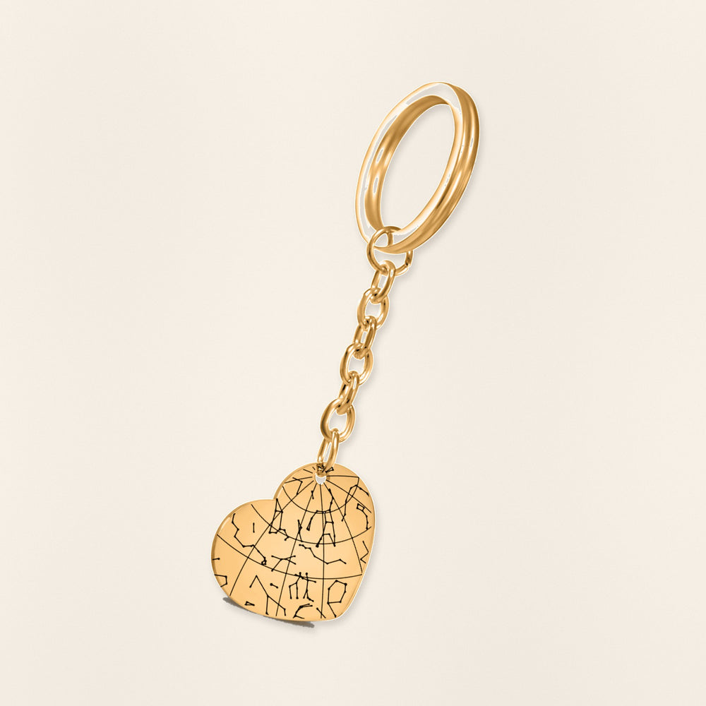 Porte-clés Carte des Étoiles Personnalisé (Coeur) en finition dorée, exemple de gravure sur fond ivoire texturé.