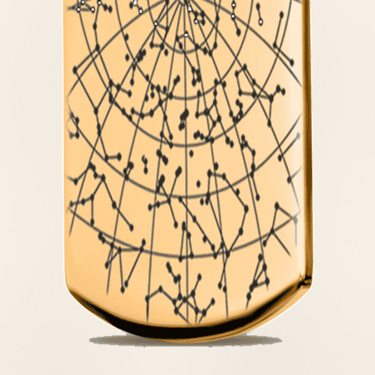 Porte-clés Carte des Étoiles Personnalisé (Plaque) : gros plan du motif gravé, exemple de personnalisation en finition dorée.