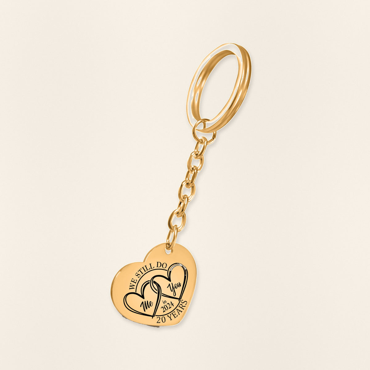 Porte-clés Coeur Anniversaire de Mariage 20 ans (noces de porcelaine) en finition dorée, exemple de gravure sur fond ivoire texturé.