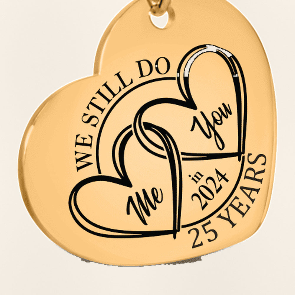 Porte-clés Coeur Anniversaire de Mariage 25 ans (noces d'argent) : gros plan du motif gravé, exemple de personnalisation en finition dorée.