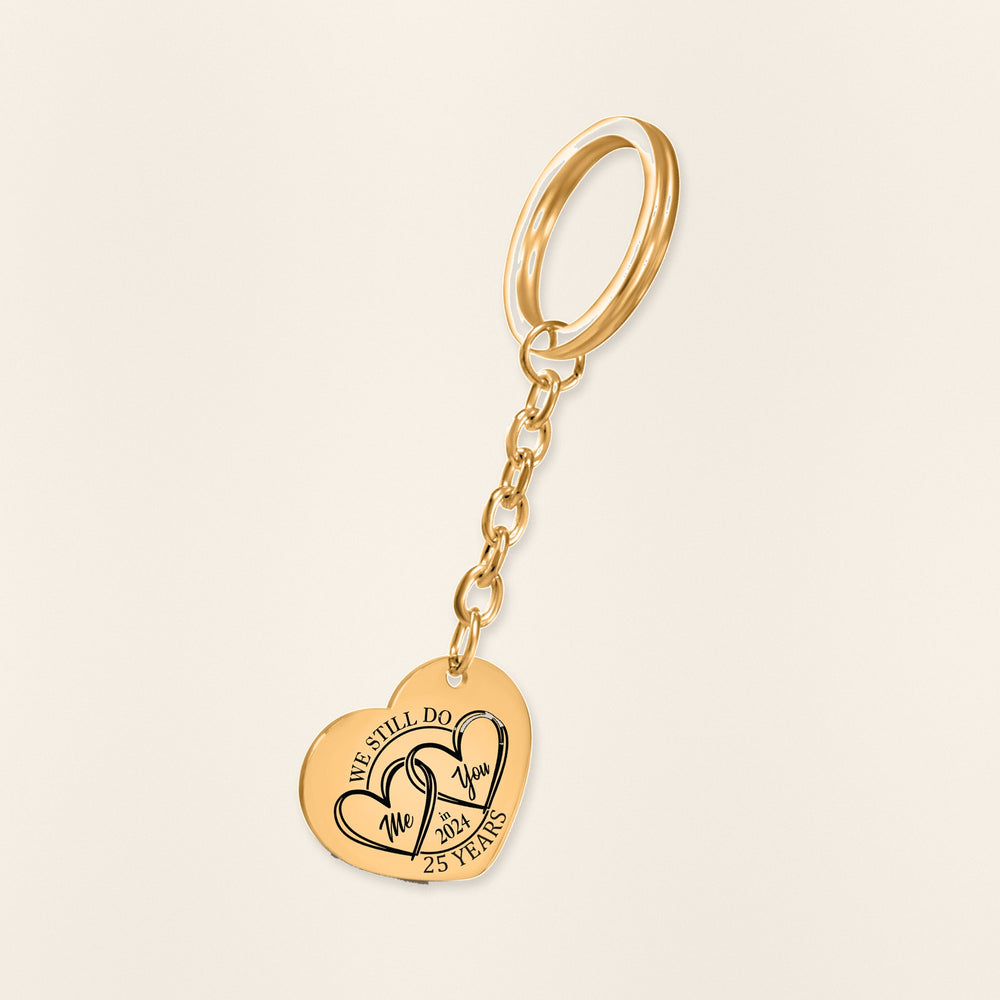 Porte-clés Coeur Anniversaire de Mariage 25 ans (noces d'argent) en finition dorée, exemple de gravure sur fond ivoire texturé.