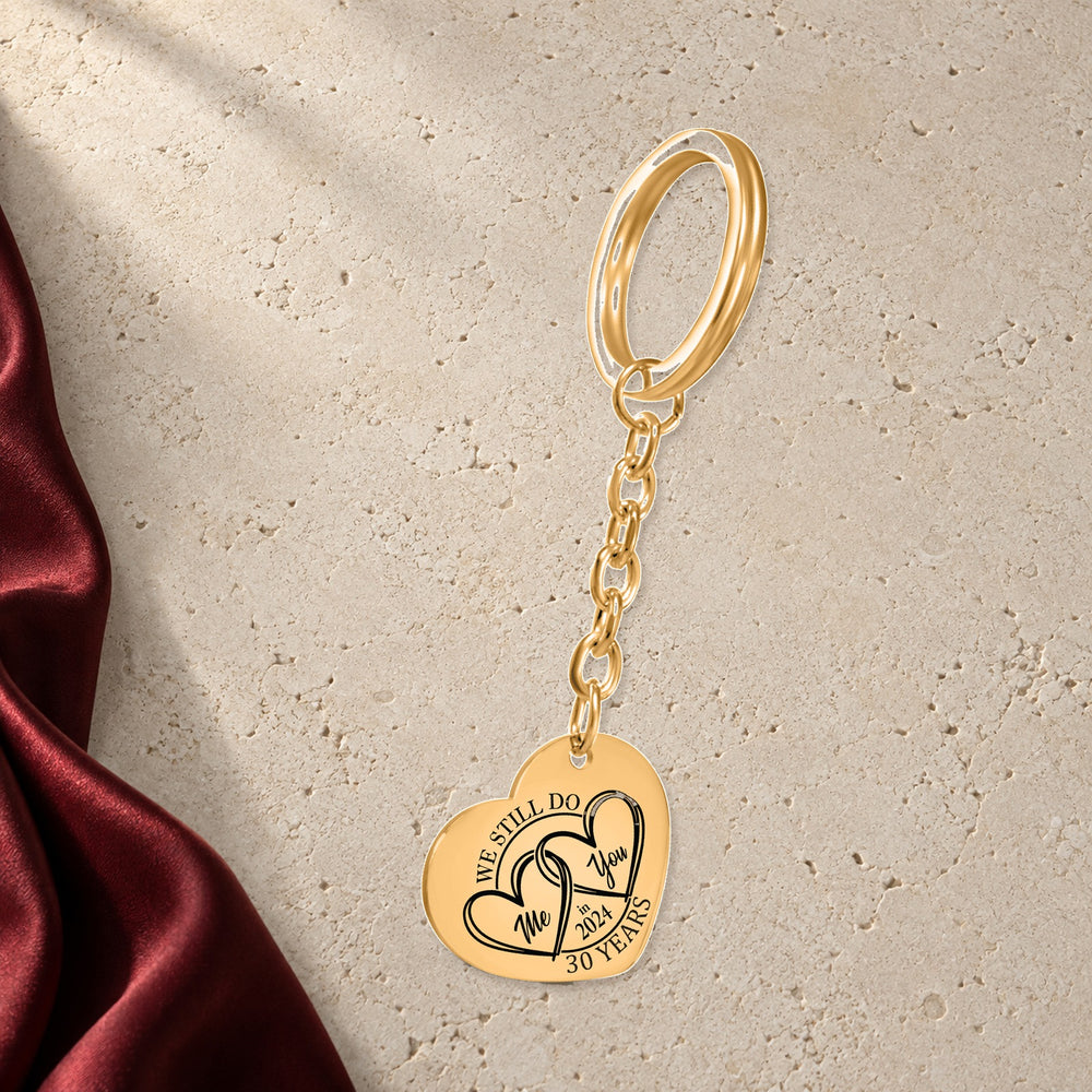 Porte-clés Coeur Anniversaire de Mariage 30 ans en finition dorée sur pierre claire, avec étoffe rouge sanguine ; exemple de personnalisation.