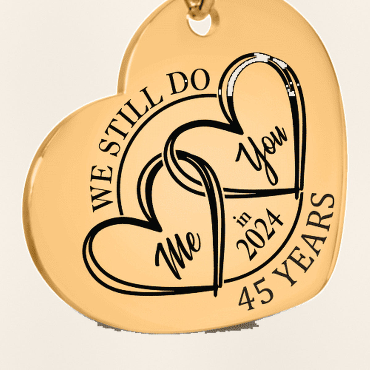 Porte-clés Coeur Anniversaire de Mariage 45 ans (noces de vermeil) : gros plan du motif gravé, exemple de personnalisation en finition dorée.