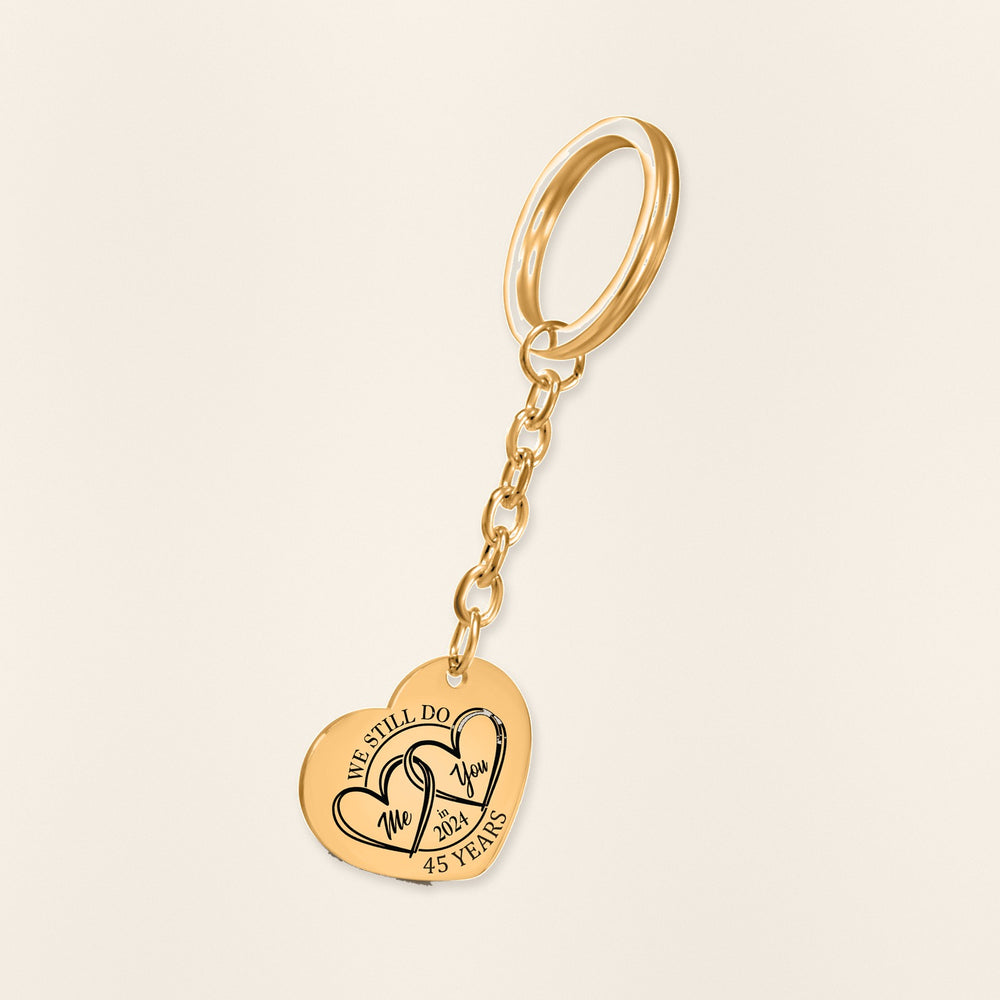 Porte-clés Coeur Anniversaire de Mariage 45 ans (noces de vermeil) en finition dorée, exemple de gravure sur fond ivoire texturé.