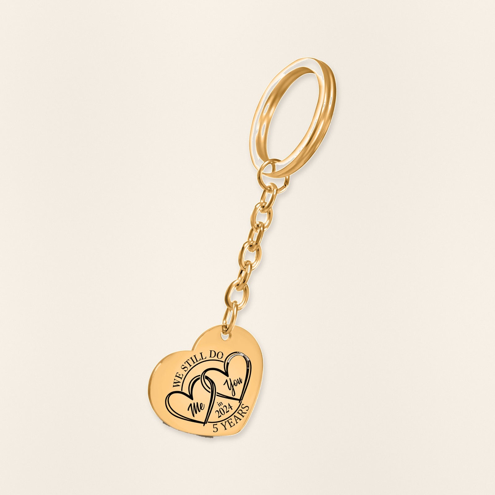 Porte-clés Coeur Anniversaire de Mariage 5 ans (noces de bois) en finition dorée, exemple de gravure sur fond ivoire texturé.