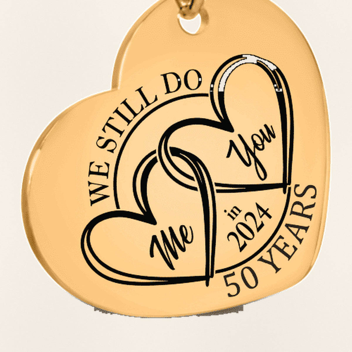 Porte-clés Coeur Anniversaire de Mariage 50 ans (noces d'or) : gros plan du motif gravé, exemple de personnalisation en finition dorée.